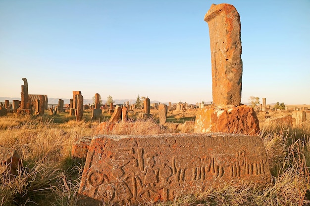 Cementerio medieval de Noratus que contiene casi miles de Khachkars Piedra de cruz armenia Armenia