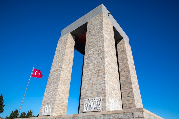 Foto el cementerio militar canakkale martyrs memorial es un monumento de guerra que conmemora el servicio de unos soldados turcos que participaron en la batalla de gallipoli