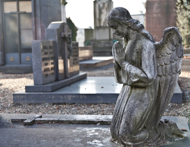 Cementerio monumental italiano: colección de estatuas de doscientos años de antigüedad