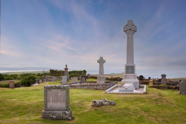 Cementerio con la tumba del caballero Angus Martin cerca del Skye Museum of Island Life Kilmuir Escocia