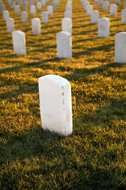 Cementerio de veteranos de guerra al atardecer