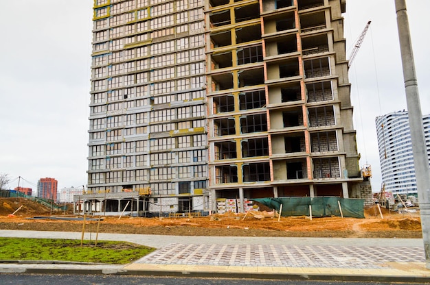 Cemento de hormigón grande moderno en construcción nueva y moderna casa monolítica frameblock edificio