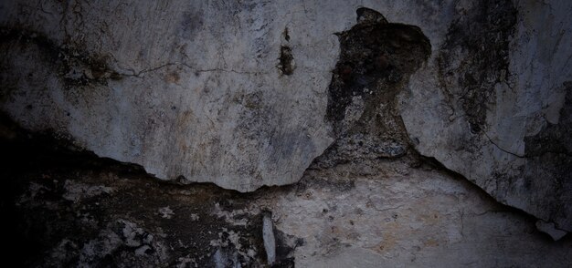 Cemento oscuro aterrador para el fondo. paredes viejas llenas de manchas y rayones