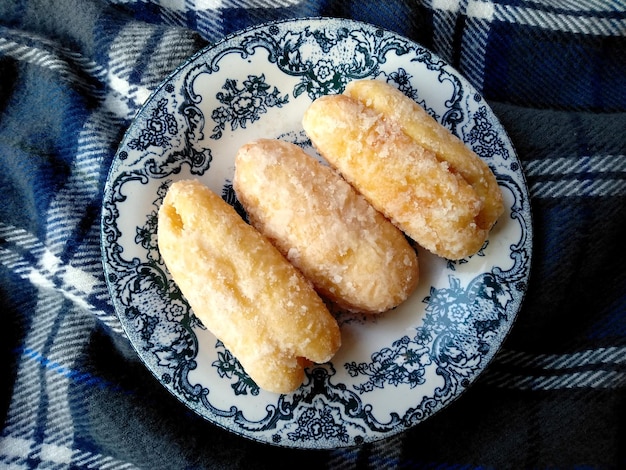 Cemilan oder Snackkuchen auf einem Teller Indonesisches kulinarisches Essen