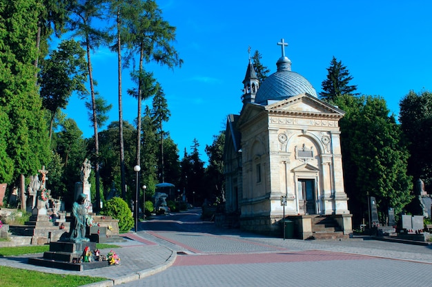 Cemitério de Lychakiv com capela e túmulos em Lviv
