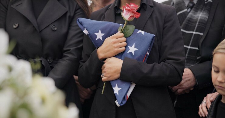 Foto cemitério funerário e mulher com bandeira americana para veterano para cerimônia de respeito e serviço memorial depressão familiar e pessoas tristes com flores no cemitério para exército militar e herói soldado