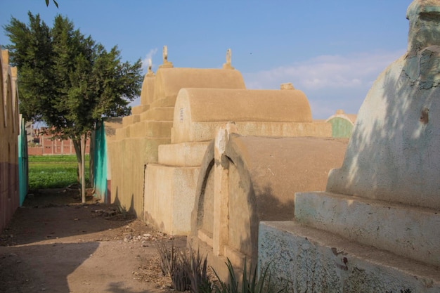 Cemitério tradicional da vila perto do cairo, egito