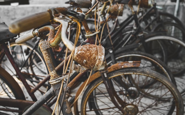 Cemitérios de bicicletas pilhas de velhas coleções clássicas e vintage sujas e enferrujadas