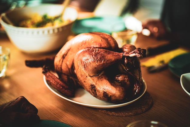 Cena de acción de gracias pavo cocinado en mesa de madera