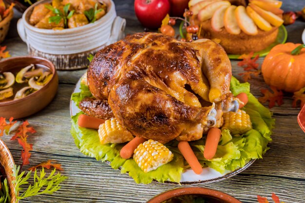 Cena de Acción de Gracias con pavo, tarta de manzana, calabaza.