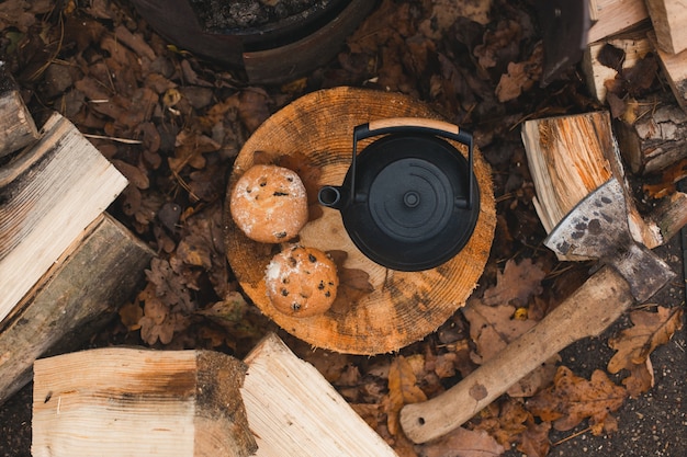 Cena acogedora en estilo vintage en otoño al aire libre