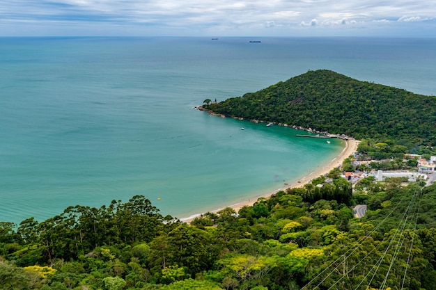 Cena aérea de praia no estado de santa catarina região sul do brasil 'praia central' região de balneário camboriu e 'laranjeiras