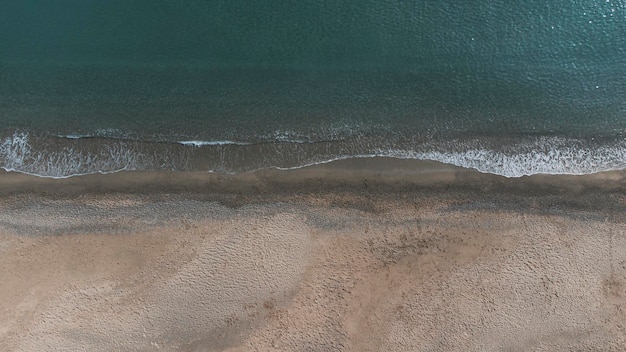 Cena aérea de praia relaxante banner de modelo de férias de verão vista aérea de cima do drone praia tranquila e brilhante