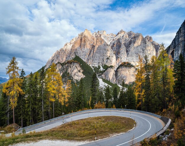 Cena alpina da montanha Dolomites de outono da manhã Pacífica Valparola Path view Belluno Itália