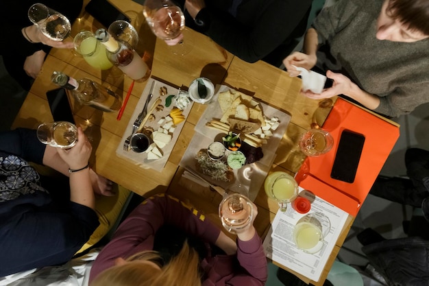 Cena amistosa con vino y aperitivos.