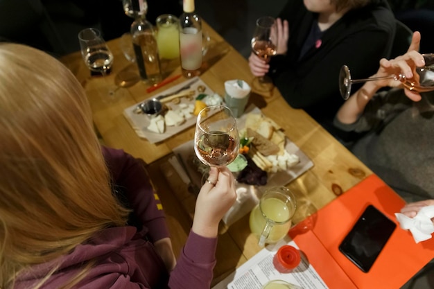 Cena amistosa con vino y aperitivos.