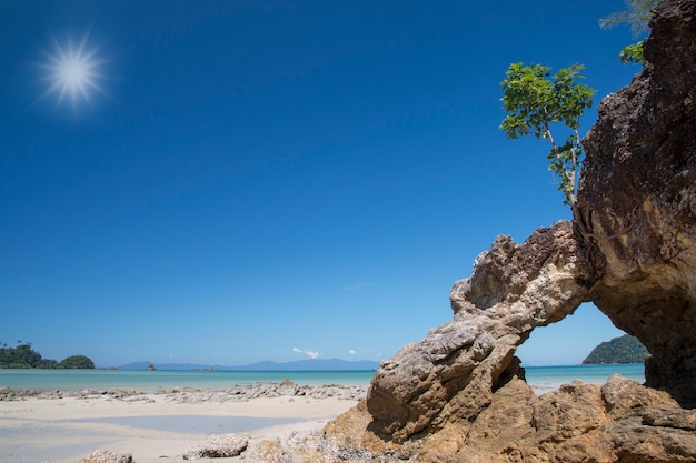 Cena bonita, mar tropical e praia com céu azul.