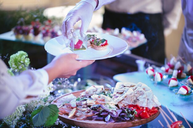 Foto cena buffet, un banquete bellamente decorado con una variedad de refrigerios.