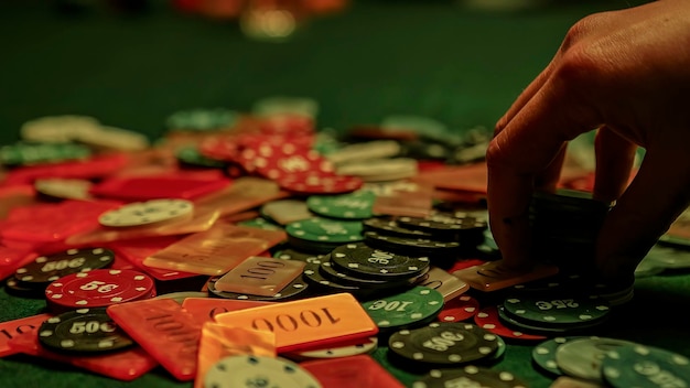 Foto cena caótica de jogo de pôquer com fichas espalhadas na mesa insinuando apostas altas