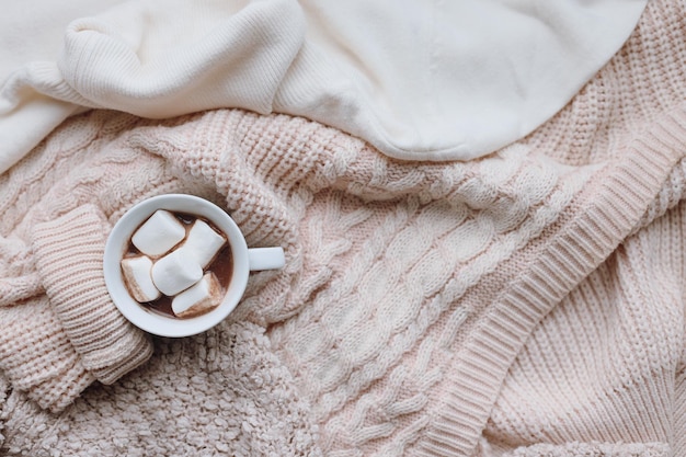 Cena caseira de inverno estilo escandinavo Uma chávena de chocolate quente ou cacau com marshmallows em um beig