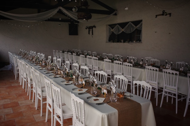 Cena de catering al aire libre en la boda con decoración de guarniciones caseras