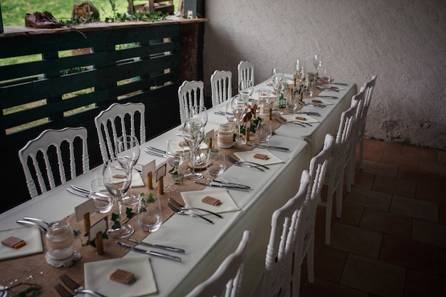 Cena de catering al aire libre en la boda con decoración de guarniciones caseras