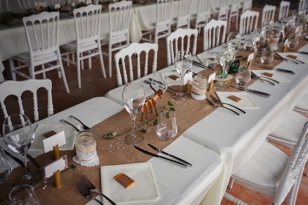 Cena de catering al aire libre en la boda con decoración de guarniciones caseras