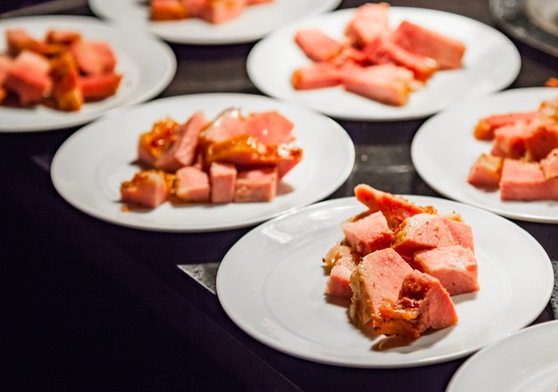 Foto cena cerdo asado glaseado con miel en banquete de evento de celebración