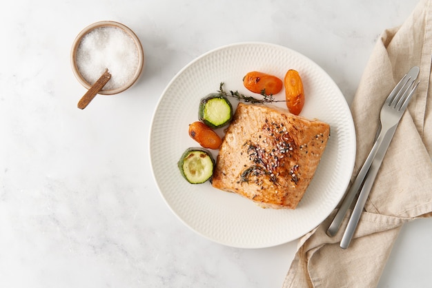 Cena cetogénica con filete de pescado de salmón con espacio de copia de vista superior de verduras