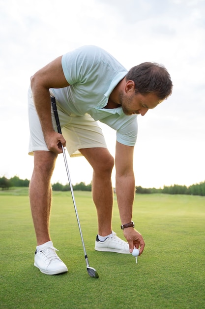 Foto cena com homem no campo de golfe