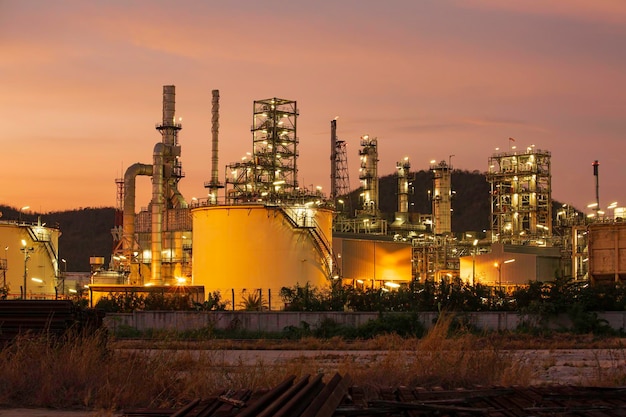 Cena crepuscular da refinaria de petróleo do tanque e coluna da torre da indústria petroquímica