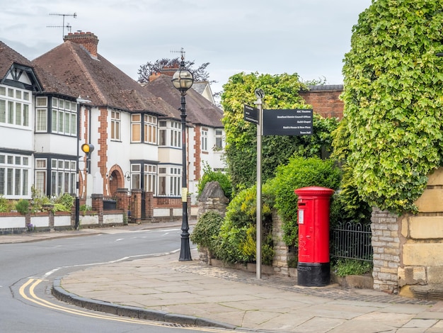 Cena da cidade de Stratford em estrada pública e área residencial atmosfera calma e pacífica