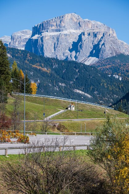 Foto cena da montanha rochosa mazzin trentino itália das dolomites do outono