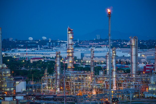 Cena da refinaria e coluna da torre do entardecer indústria petroquímica no canteiro de obras.