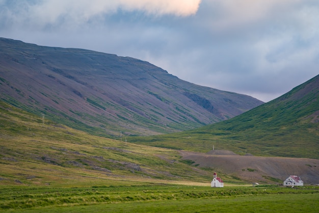 Foto cena da viagem à islândia, igreja dos fiordes do oeste e fazenda