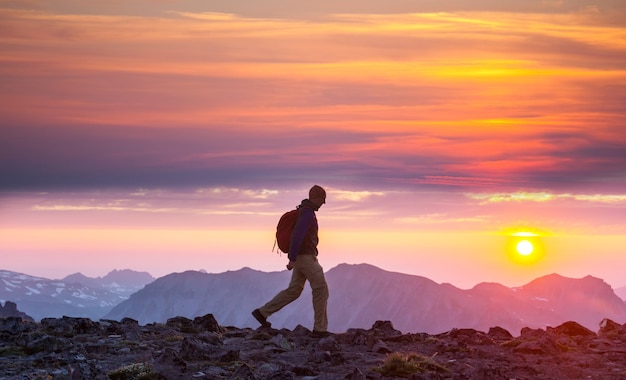 Cena de caminhada em belas montanhas de verão ao pôr do sol