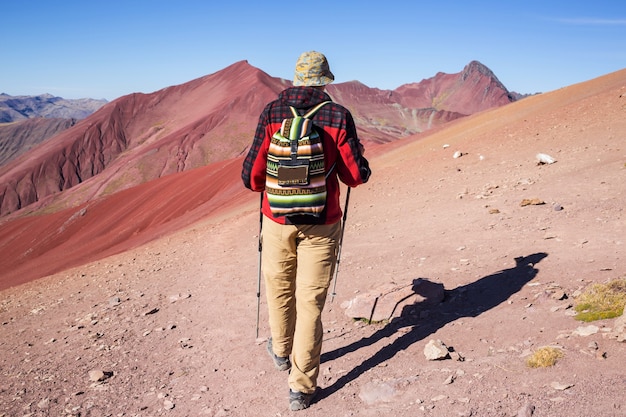 Cena de caminhada em Vinicunca, região de Cusco, Peru. Montana de Siete Colores, Rainbow Mountain.