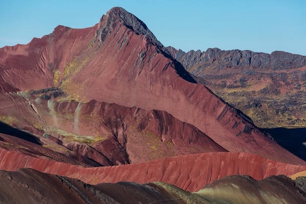 Cena de caminhada em Vinicunca, região de Cusco, Peru. Montana de Siete Colores, Rainbow Mountain.