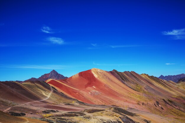 Cena de caminhada em Vinicunca, região de Cusco, Peru. Montana de Siete Colores, Rainbow Mountain.