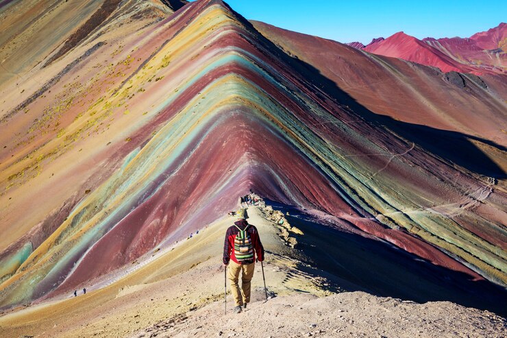 Cena de caminhada em Vinicunca, região de Cusco, Peru. Montana de Siete Colores, Rainbow Mountain.
