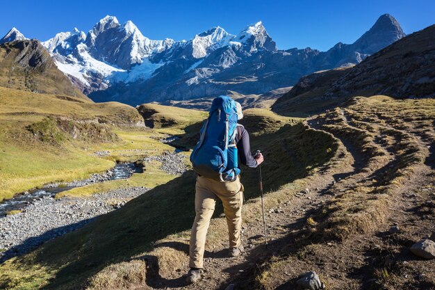 Cena de caminhada nas montanhas da Cordilheira, Peru