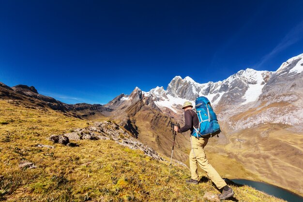 Cena de caminhada nas montanhas da Cordilheira, Peru