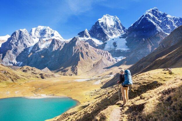 Cena de caminhada nas montanhas da cordilheira, peru