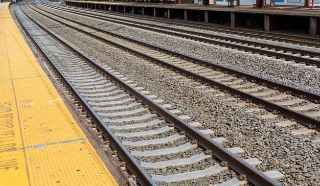 Cena de ferrovia com trem de carga