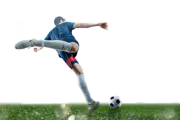 Cena de futebol à noite, jogo com jogador chutando a bola com força