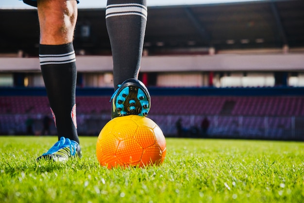 Foto cena de futebol com bola e pernas