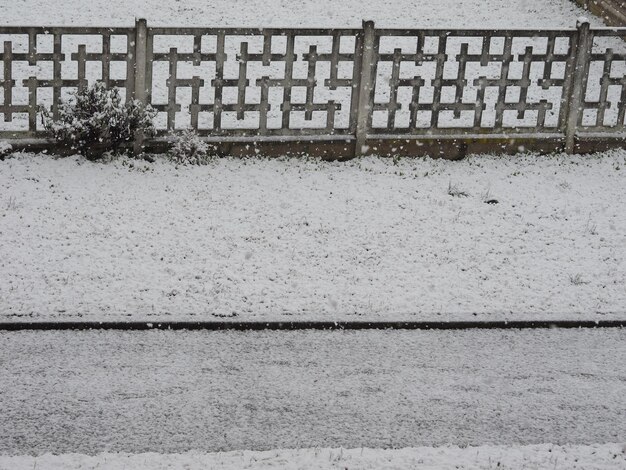 Cena de inverno com neve e beco