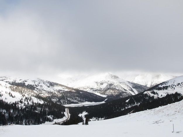 Cena de inverno nevado no alto da montanha. Montanhas Rochosas do Colorado, EUA.