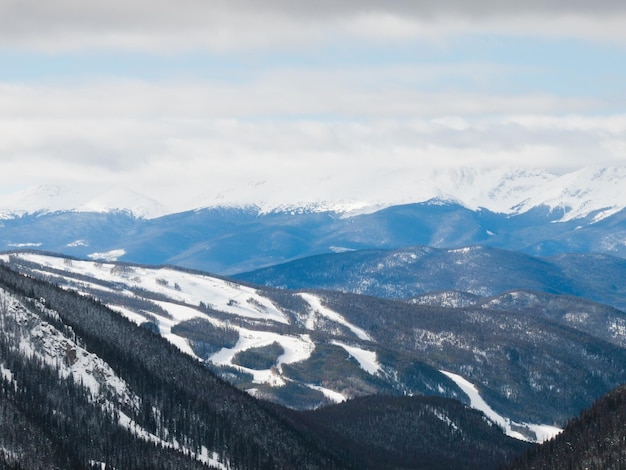 Cena de inverno nevado no alto da montanha. Montanhas Rochosas do Colorado, EUA.