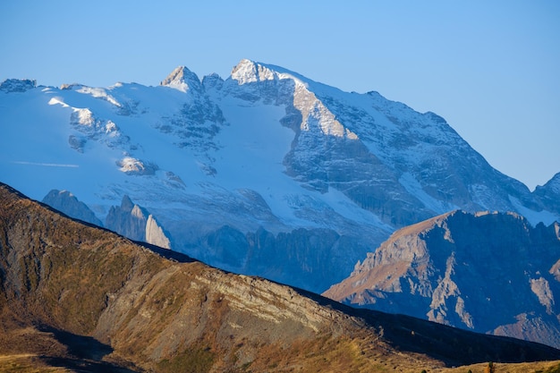 Cena de montanha de Dolomitas alpinas do outono Sudtirol Itália Vista da passagem de Falzarego ao maciço de Marmolada e geleira